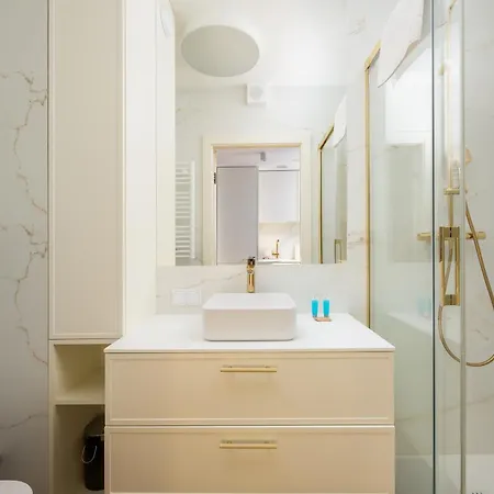 Praga Bliska Glamour By Bookinghost *